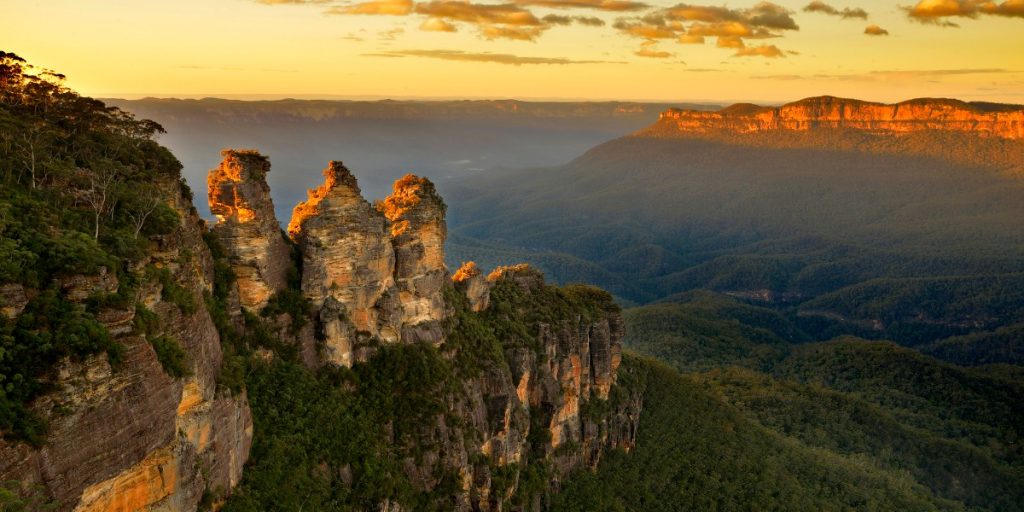 Sunrise in Blue Mountains overlooking the Three Sisters